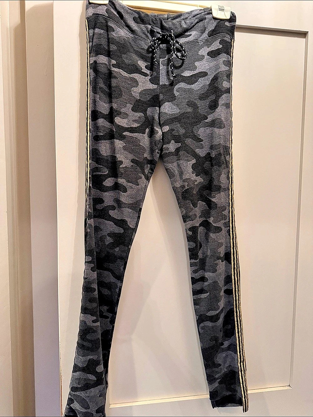 SUNDRY Stripe Camo Yoga Pants Camo Leggings Gray & Black XS